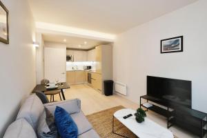 Kuchyň nebo kuchyňský kout v ubytování Modern 1 Bed Apt Bracknell- with parking