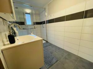 a bathroom with a sink and a mirror at Ferienhaus Zorgenfrei in Walkenried +18 photos