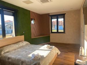 Postel nebo postele na pokoji v ubytování NONE Holiday HOTEL