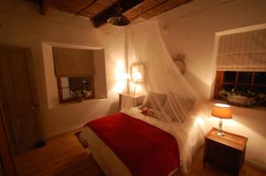 Un pat sau paturi într-o cameră la Ta Mala's Cottage
