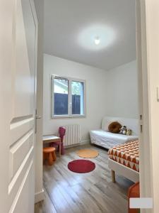 Postel nebo postele na pokoji v ubytování Maison rénovée 12 pers 15mn de Lyon,35mn Eurexpo