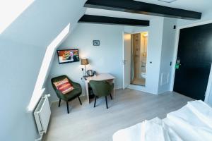 Rúm í herbergi á Prinsen Hotel