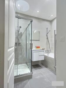 Koupelna v ubytování Maison rénovée 12 pers 15mn de Lyon,35mn Eurexpo