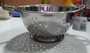 um pote de prata em cima de um balcão em tharuka em Moratuwa