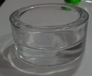 um vaso de vidro em cima de uma mesa em tharuka em Moratuwa