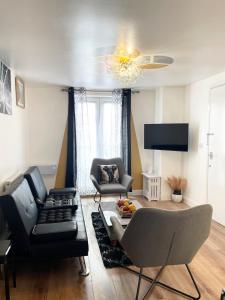 Μια τηλεόραση ή/και κέντρο ψυχαγωγίας στο Norwich Delight Apartment