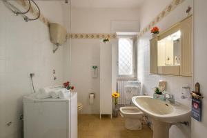 Koupelna v ubytování The Eleonora Luxury Villa + 25 fotografií