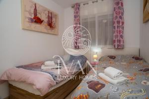 Postel nebo postele na pokoji v ubytování Casa Ferrara Ivan Luxury Homes 3ªPlta Norte 1ªLinea