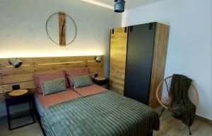 Giường trong phòng chung tại FOREST SIDE Apartmani