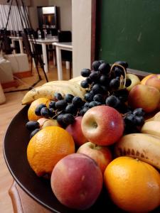 een fruitschaal bovenop een tafel bij Le Bay Lodge in Gordonsbaai