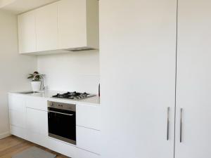Kuchyň nebo kuchyňský kout v ubytování FutureStay AI