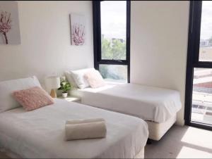Postel nebo postele na pokoji v ubytování FutureStay AI