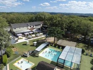 een bovenaanzicht van een zwembad in een resort bij Camping 4 étoiles - Piscine - eeihec in Loupiac