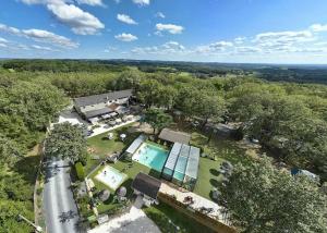 una vista sul tetto di una villa con piscina e alberi di Camping 4 étoiles - Piscine - eeihec a Loupiac