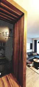Giường trong phòng chung tại FOREST SIDE Apartmani