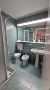 Koupelna v ubytování Hotel Saisera + 37 fotografií