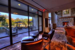 Posezení v ubytování Courtyard by Marriott Pigeon Forge