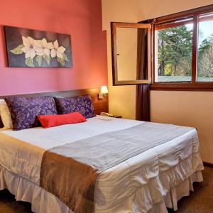 ビジャ・ヘネラル・ベルグラーノにあるBerna Hotel & Spaの大きなベッドと窓のある寝室 +27枚の写真