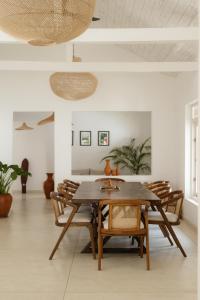 アハンガマにあるLuxury Jungle Villa with an Infinity Pool, Yoga Shala and Gymの木製のテーブルと椅子のあるダイニングルーム