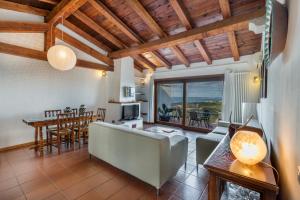 un soggiorno con divano e una sala da pranzo di Le Case di Mara - Appartamento Vista Mare a Porto Rotondo a Porto Rotondo