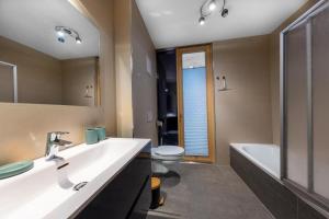 une salle de bain avec un lavabo, des toilettes et une baignoire dans l'établissement Residenz Wildkogelbahnen Top 3, à Neukirchen am Großvenediger 33 autres photos