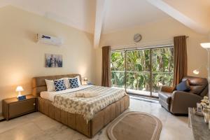 ロナバラにあるSaffronStays Casablanca - veg only villaのベッドと大きな窓のある寝室 +30枚の写真