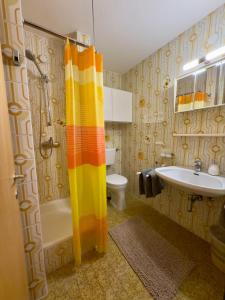 サンクト・ジョアン・イン・チロルにあるApartment „Bergblick“のシャワーと洗面台付きのバスルーム