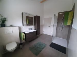 Koupelna v ubytování Ferienwohnung mit Aussicht auf den Rhein-Main-Donau Kanal