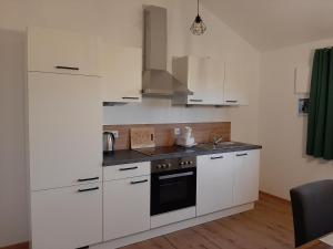 Kuchyň nebo kuchyňský kout v ubytování Ferienwohnung mit Aussicht auf den Rhein-Main-Donau Kanal
