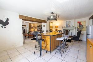 cocina con encimera y sillas en una habitación en La maison de lolo et marco pour 6, en Champagnac-de-Bélair 18 fotos más