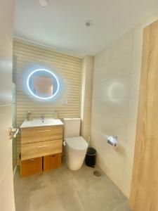 Un baño con inodoro, lavabo y espejo. en Casa Valdes Los Cristianos Center, en Los Cristianos