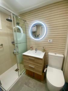Un baño con inodoro, lavabo y ducha. en Casa Valdes Los Cristianos Center, en Los Cristianos