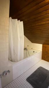 Ένα μπάνιο στο 4-Zimmer-Wohnung Ettenheim