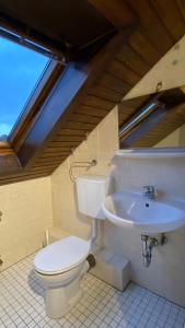 Ένα μπάνιο στο 4-Zimmer-Wohnung Ettenheim +5 φωτογραφίες