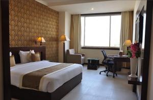 Giường trong phòng chung tại Hotel Devashish Haldwani