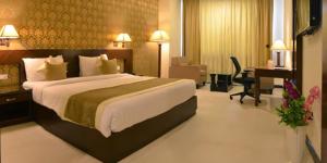 Giường trong phòng chung tại Hotel Devashish Haldwani