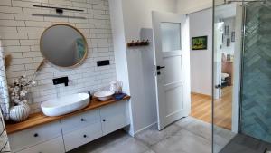 Ένα μπάνιο στο Dom z bala sauna jacuzzi Saunowisko