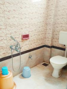 ムルドにあるGayatri holiday homeのシャワーとトイレ付きのバスルーム