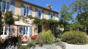 a building with a garden in front of it at La Garance in Bédoin