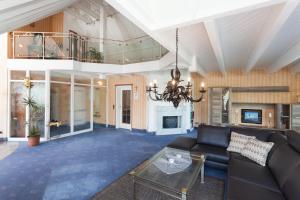 Una sala de estar con un sofá y una lámpara de araña. en Villa Katharina Penthouse Wohnung, en Willingen