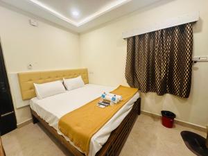 Postel nebo postele na pokoji v ubytování MahaDeepam Residency
