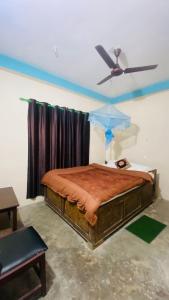 Uma cama ou camas num quarto em BhupuSainik Guest House - Sauraha, Chitwan