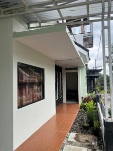 - Vistas a una casa con escalera y patio en Jojo's Villa Batu, en Batu