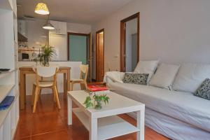 een woonkamer met een witte bank en een tafel bij FGDR34BB El Puntal in San Vicente de la Barquera +16 foto's