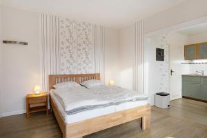 Un dormitorio con una cama grande con marco de madera. en Ole Post, en Dagebüll
