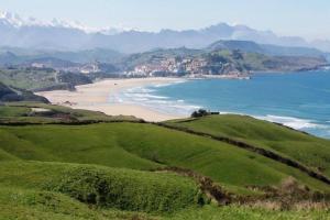 uitzicht op een strand en de oceaan vanaf een heuvel bij FGDR34BB El Puntal in San Vicente de la Barquera