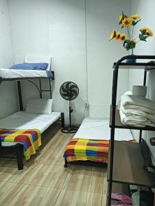 a room with two bunk beds and a table at La casa de mesetas in Mesetas