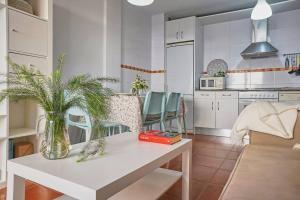 een keuken met een witte tafel en stoelen en een tafel sidx sidx sidx bij FGDR342E La Playona in San Vicente de la Barquera