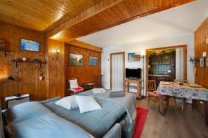 a bedroom with a bed and a table in a room at Maison Olga - La Roisette in Valtournenche