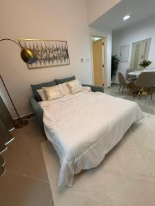 Postel nebo postele na pokoji v ubytování Harf1608 Al Reem Island Stylish 1BR W Balcony